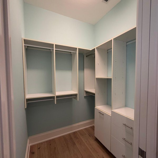 Vestidor con estanterías y rodapiés pintados en blanco